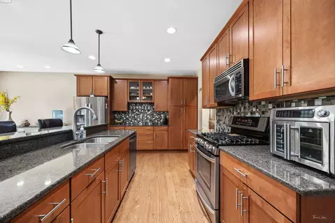 Kitchen - 2089 Sunset View Ln, Kankakee, IL 60901 photo 3 of 6