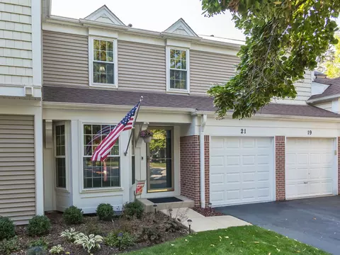 21 E Shag Bark Ln, Streamwood, IL 60107