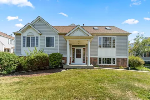 2400 Dawson Ln, Algonquin, IL 60102