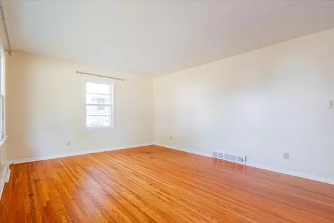 Living - 809 Elm St, Bloomington, IL 61701 photo 1 of 2