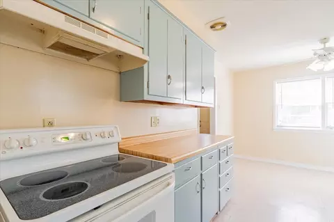 Kitchen - 809 Elm St, Bloomington, IL 61701 photo 2 of 3
