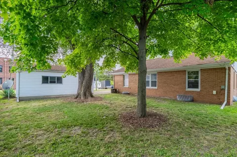 Exterior - 809 Elm St, Bloomington, IL 61701 photo 4 of 6