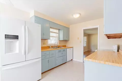 Kitchen - 809 Elm St, Bloomington, IL 61701 photo 3 of 3