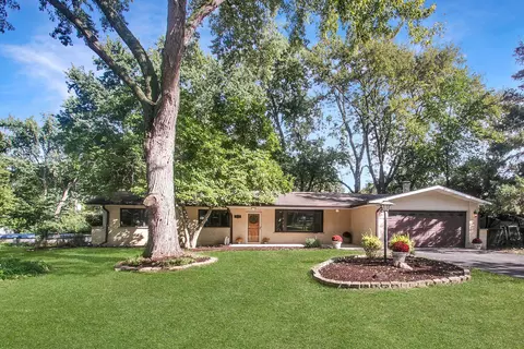 1623 Indian Hill Dr, Roselle, IL 60172