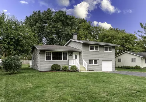 1715 Flower St, Mchenry, IL 60050