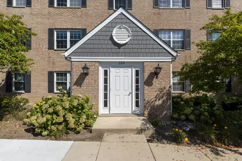 124 E Winchester Rd #F, Libertyville, IL 60048