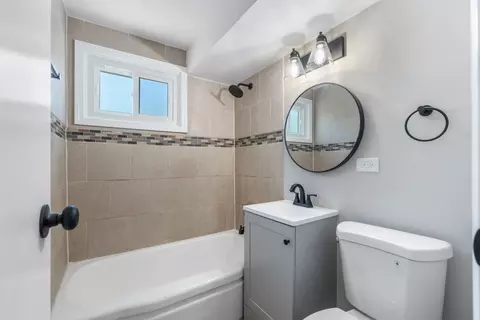 Bath - 2711 Lancaster Dr, Markham, IL 60428 photo 1 of 2