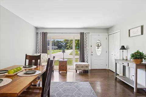 370 Flagstaff Ln, Hoffman Estates, IL 60169 photo 4