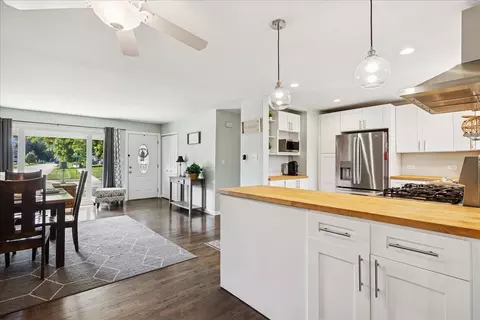 370 Flagstaff Ln, Hoffman Estates, IL 60169 photo 9
