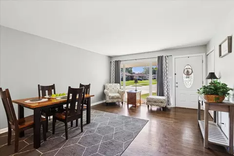 370 Flagstaff Ln, Hoffman Estates, IL 60169 photo 3