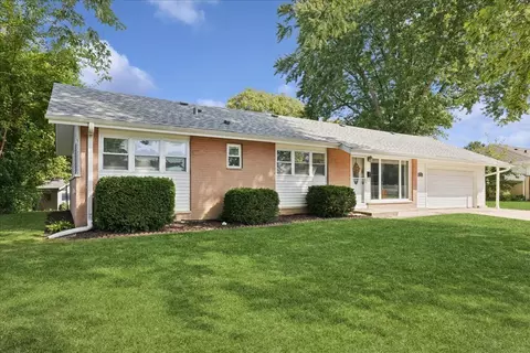 370 Flagstaff Ln, Hoffman Estates, IL 60169