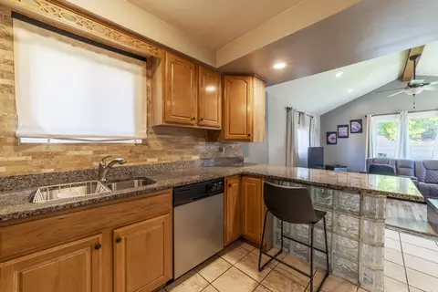 Kitchen - 17519 Community St, Lansing, IL 60438 photo 6 of 8