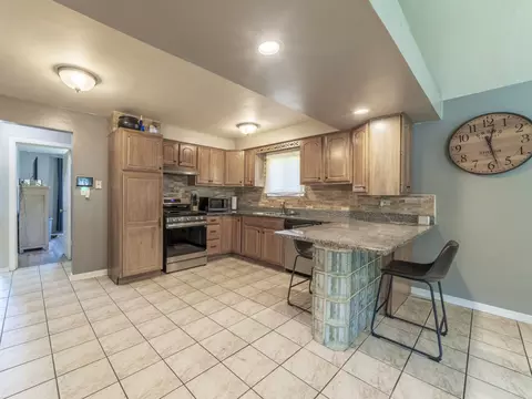 Kitchen - 17519 Community St, Lansing, IL 60438 photo 2 of 8