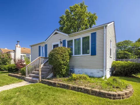 Exterior - 17519 Community St, Lansing, IL 60438 photo 3 of 12