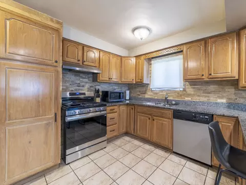 Kitchen - 17519 Community St, Lansing, IL 60438 photo 3 of 8