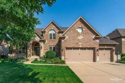 Exterior - 539 Eagle Brook Ln, Naperville, IL 60565 photo 2 of 6