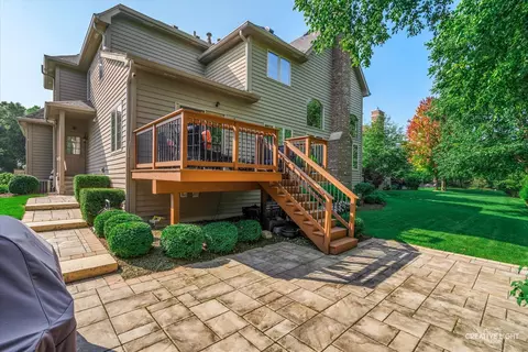 Exterior - 539 Eagle Brook Ln, Naperville, IL 60565 photo 5 of 6