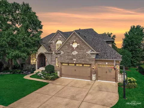 539 Eagle Brook Ln, Naperville, IL 60565