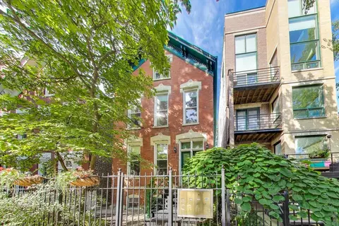 882 N Hermitage Ave #2F, Chicago, IL 60622