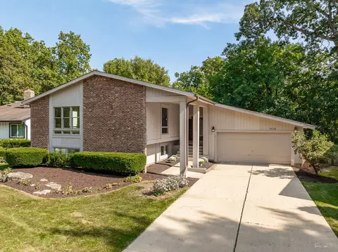 1856 Carriage Hill Rd, Lisle, IL 60532