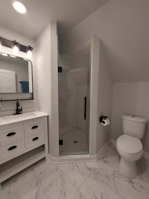 Bath - 3003 Wesley Ave, Berwyn, IL 60402 photo 4 of 6