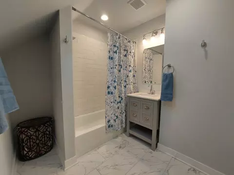 Bath - 3003 Wesley Ave, Berwyn, IL 60402 photo 5 of 6