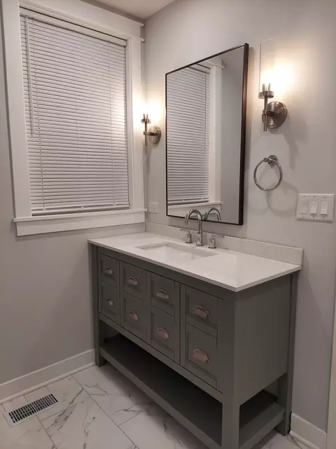 Bath - 3003 Wesley Ave, Berwyn, IL 60402 photo 2 of 6