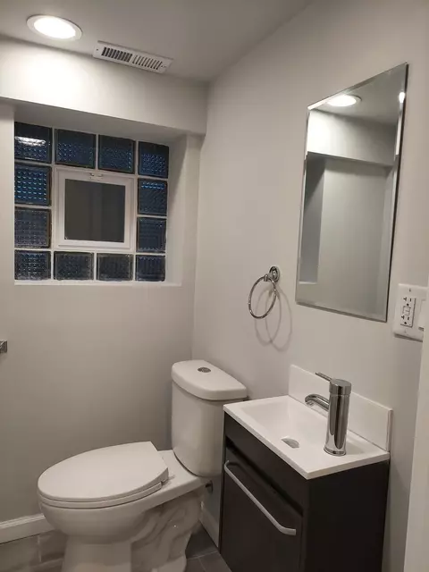 Bath - 3003 Wesley Ave, Berwyn, IL 60402 photo 6 of 6