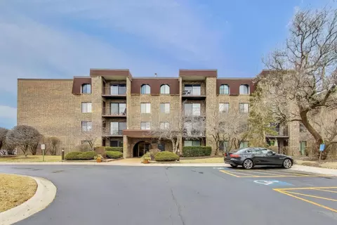 2100 Valencia Dr #203-B, Northbrook, IL 60062