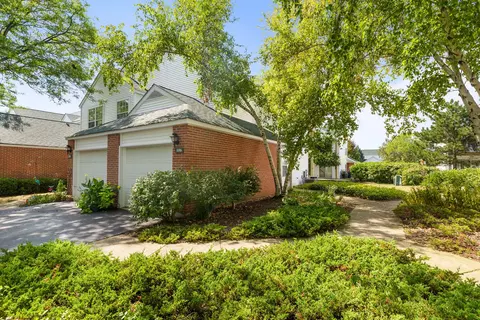 106 Woodbury Ln, Lake Bluff, IL 60044
