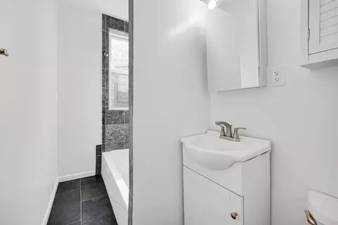 Bath - 4743 S Champlain Ave, Chicago, IL 60615 photo 2 of 2