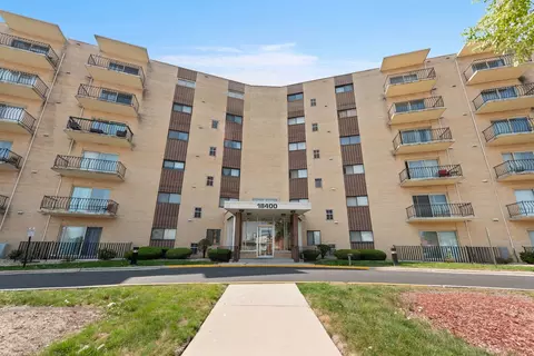 18400 Cherry Creek Dr #109, Homewood, IL 60430