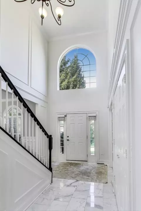 Entry Way - 5205 Notting Hill Rd, Gurnee, IL 60031 photo 2 of 4