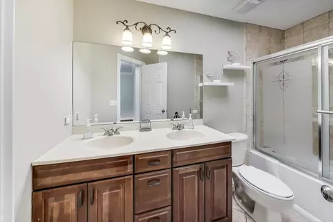 Bath - 5205 Notting Hill Rd, Gurnee, IL 60031 photo 3 of 4