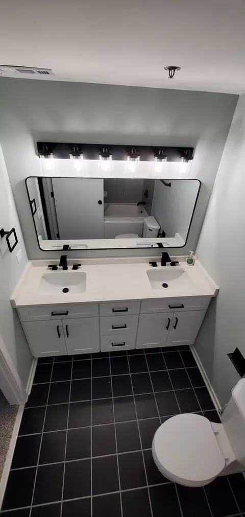 Bath - 1000 E 53rd St #511, Chicago, IL 60615 photo 2 of 4