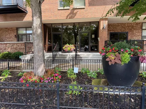 1000 E 53rd St #511, Chicago, IL 60615