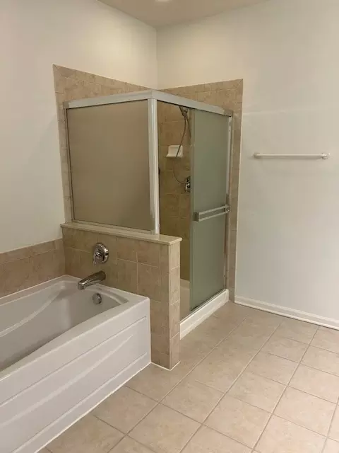 Bath - 2875 Normandy Cir, Naperville, IL 60564 photo 2 of 4