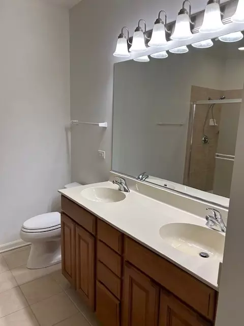 Bath - 2875 Normandy Cir, Naperville, IL 60564 photo 3 of 4