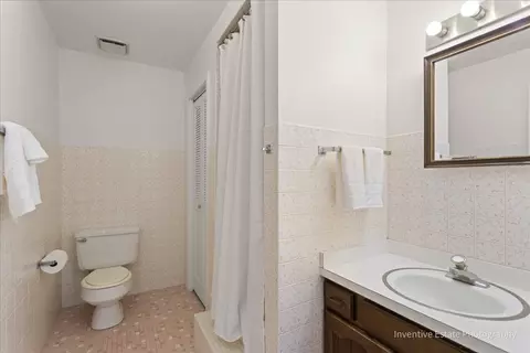 Bath - 567 Byrd Rd, Riverside, IL 60546 photo 2 of 3
