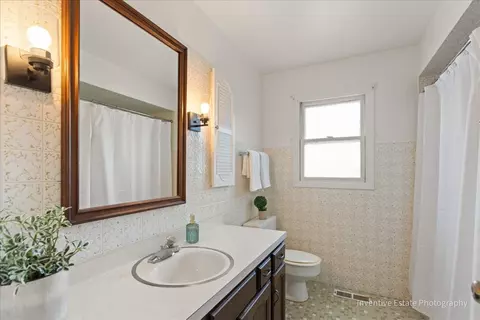 Bath - 567 Byrd Rd, Riverside, IL 60546 photo 3 of 3