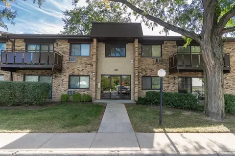 2640 N Windsor Dr #102, Arlington Heights, IL 60004