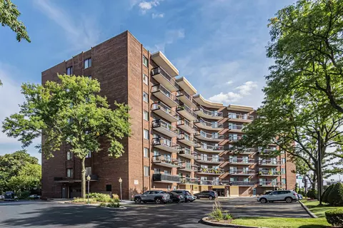 711 S River Rd #510, Des Plaines, IL 60016