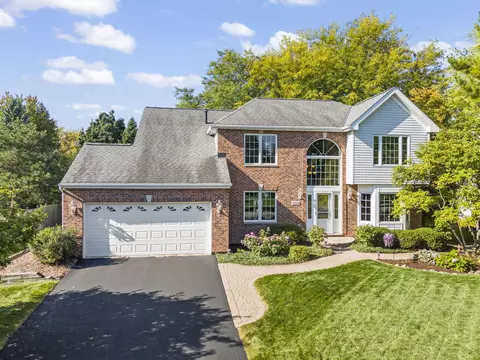 1818 Woodhaven Dr, Crystal Lake, IL 60014