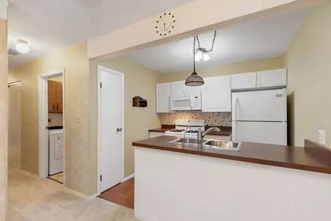 Kitchen - 915 Royal Dr #2, Mchenry, IL 60050 photo 1 of 2