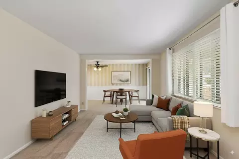Living - 915 Royal Dr #2, Mchenry, IL 60050 photo 2 of 4