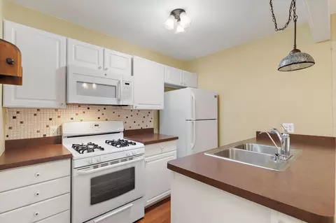 Kitchen - 915 Royal Dr #2, Mchenry, IL 60050 photo 2 of 2
