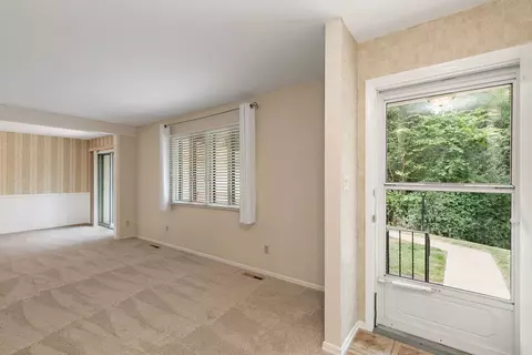 Living - 915 Royal Dr #2, Mchenry, IL 60050 photo 1 of 4