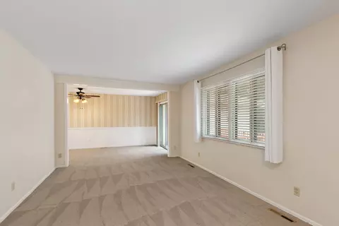 Living - 915 Royal Dr #2, Mchenry, IL 60050 photo 3 of 4