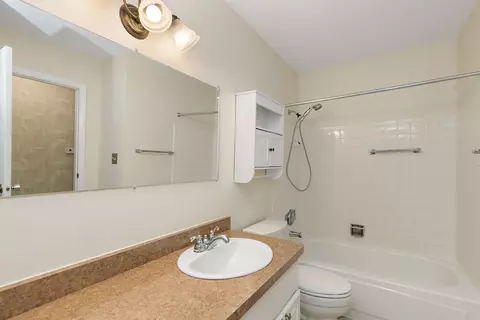 Bath - 915 Royal Dr #2, Mchenry, IL 60050 photo 1 of 1
