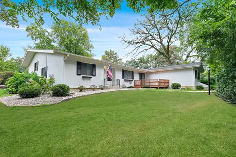 915 Royal Dr #2, Mchenry, IL 60050